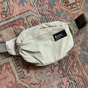 Lululemon Belt Bag - Clean Lines 2L